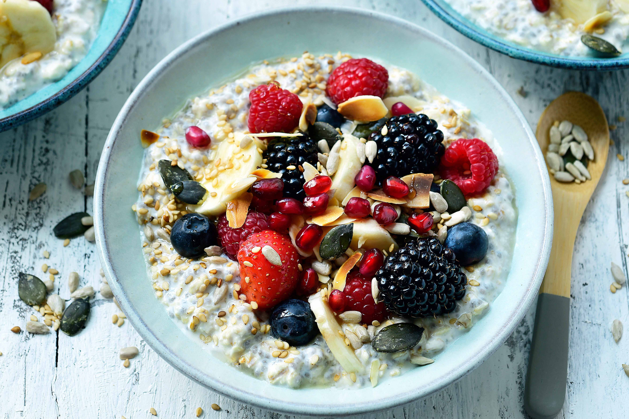 Overnight oats met rood fruit en pitten